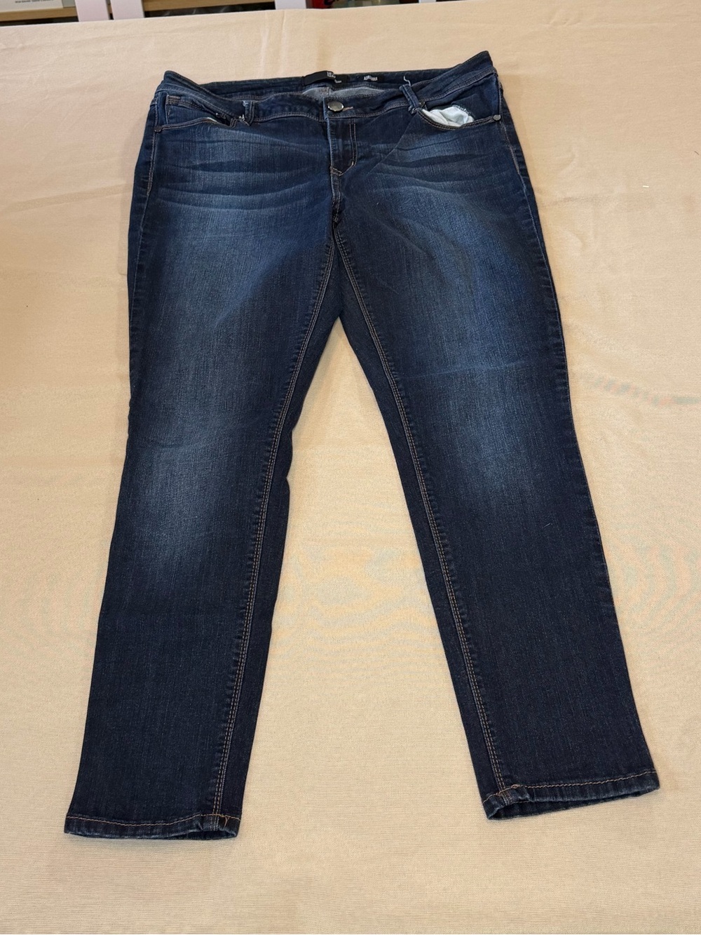 1822 Denim Women's Straight Leg Jeans Adrianna in Dark Blue Wash